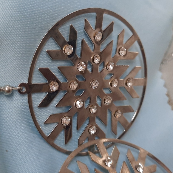 Snowflake Earrings...FunFun Fun! - Picture 3 of 5